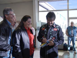 Jeff Signing autographs